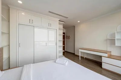 Vierzimmer-Apartment mit Balkon — Vinhomes Landmark Luxury Apartment Since 2025